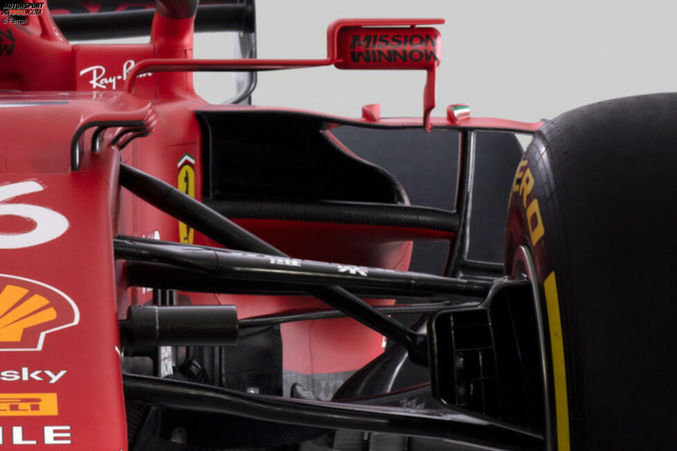 Dazu passend hat Ferrari die Öffnung des Seitenkastens verändert, im Vergleich zu 2020 verkleinert. Das ist in der Frontalansicht gut zu sehen. Und ...