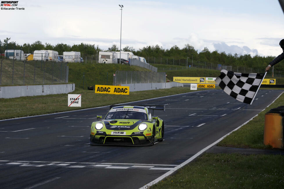 Den deutlichsten Sieg des Jahres fuhren Mathieu Jaminet und Michael Ammermüller im Sonntagsrennen in Oschersleben heraus: 22,640 Sekunden betrug ihr Vorsprung in dem von einem Reifenpoker geprägten Rennen auf abtrocknender Strecke.
