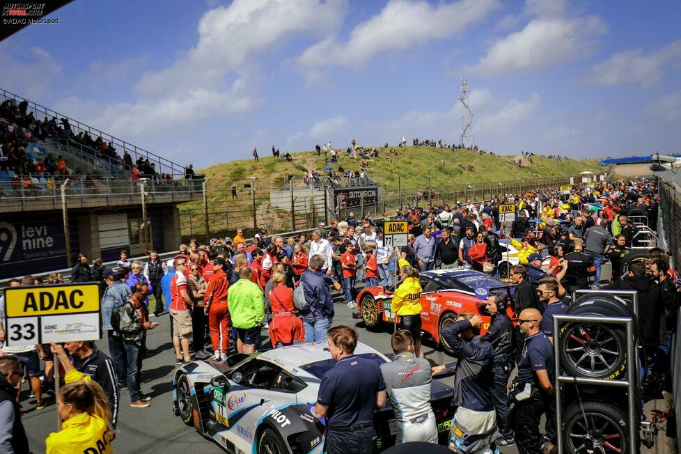 Noch familienfreundlicher: Die Rennwochenenden des ADAC GT Masters werden 2022 noch attraktiver für Familien: Kinder und Jugendliche unter 16 Jahren haben im kommenden Jahr freien Eintritt in Begleitung eines Erwachsenen. Schnellentschlossene profitieren beim Ticketkauf bis zum 31. Dezember von attraktiven Rabatten.