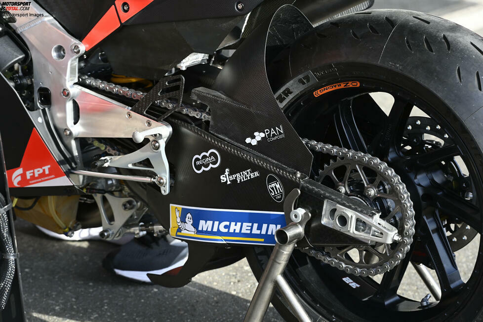 Die Hinterradschwinge aus Carbon ist genauso neu wie das Alu-Chassis. Aleix Espargaro konnte an allen Testtagen mit Topzeiten beeindrucken.