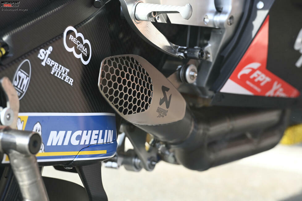 Ähnlich wie Yamaha verwendet Aprilia einen kurzen, seitlichen Auspuff von Akrapovic.