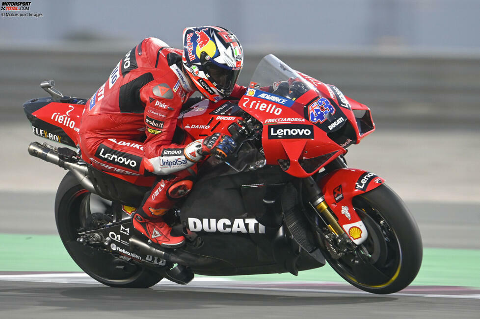 Ducati hat Vergleichstests mit der bisherigen Seitenverkleidung und einer neuen durchgeführt. Bei der neuen Variante sind vor allem die Elemente unten hinter dem Vorderrad neu.