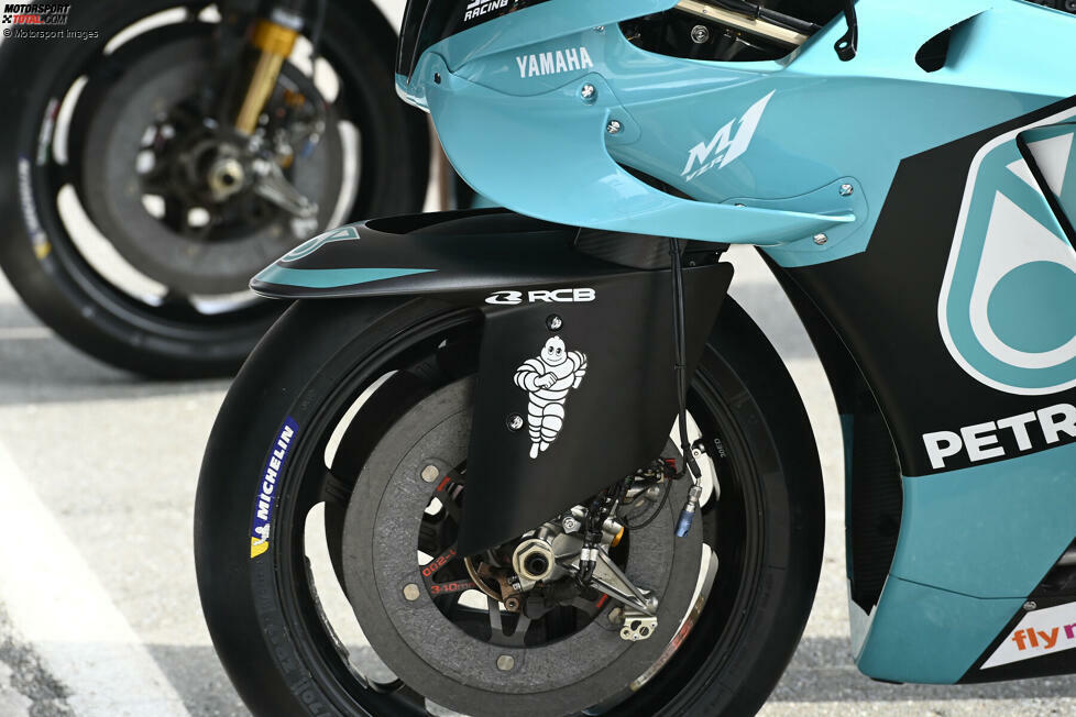 Yamaha hat ein umfangreiches Entwicklungsprogramm angeworfen. Auffällig ist ein Ausschnitt auf der Oberseite des Kotflügels. Durch diese Öffnung ist die Oberseite des Vorderreifens zu sehen. Die Winglets sind auch etwas anders geformt.