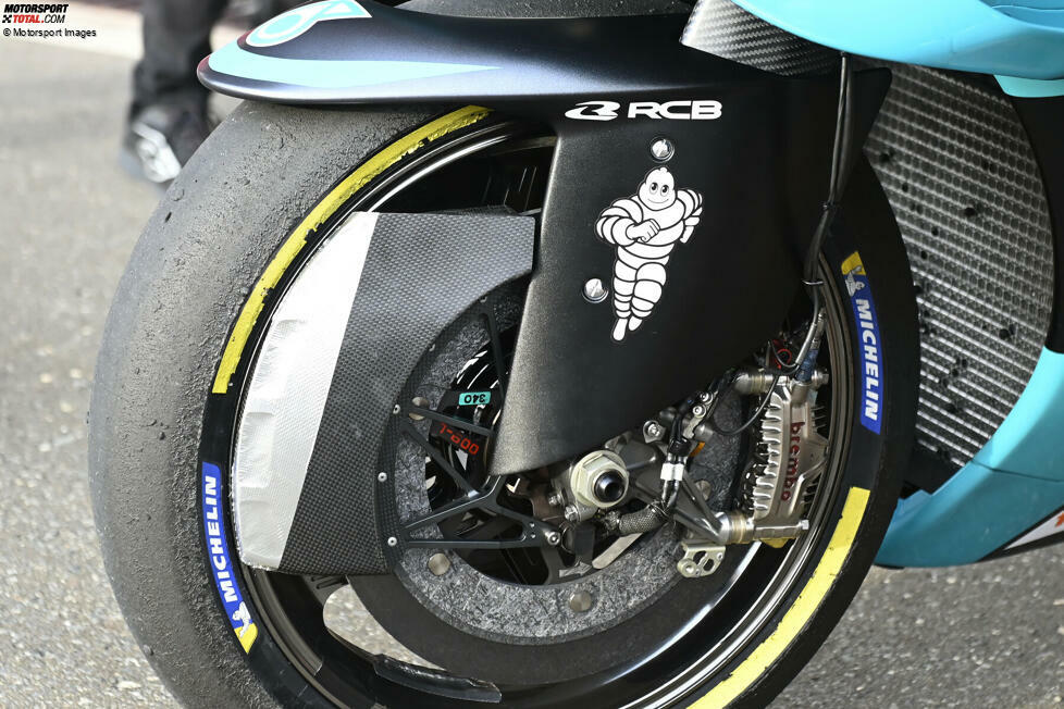Yamaha experimentiert auch mit einer Abdeckung der Vorderbremse. Ducati verwendet so eine Platte bei der unteren Hälfte des Vorderreifens. Yamaha ist aber nicht oft mit diesem Teil gefahren.