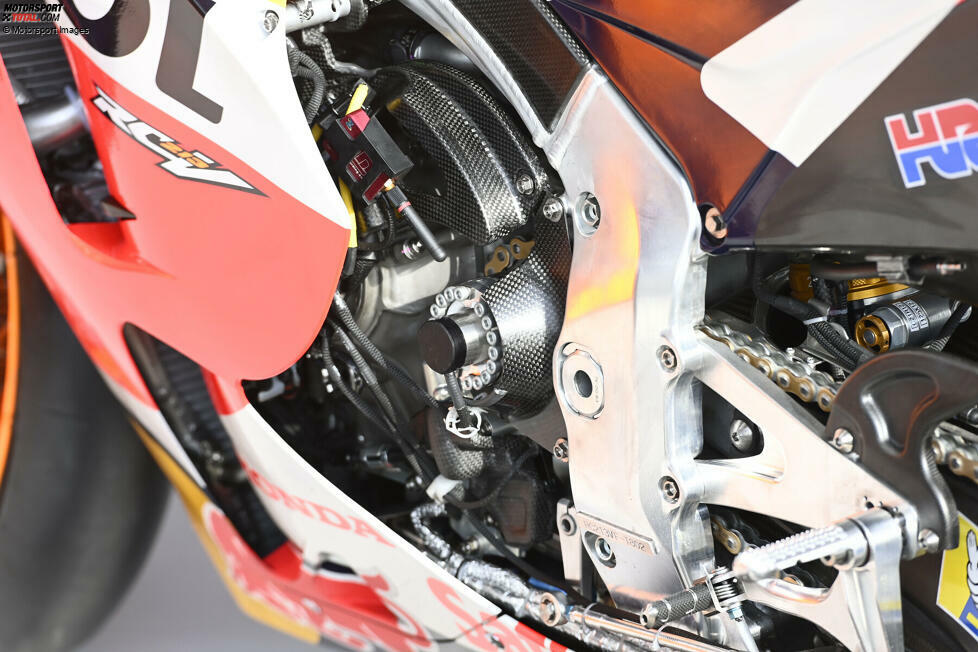 Honda konzentriert sich stark auf das Chassis. Eine neue Version wurde aber wieder weggepackt. Hauptsächlich wird jenes Aluminium-Chassis mit Carbon-Verstärkungen (oben auf dem Foto zu sehen) verwendet, das Bradl schon im Vorjahr gefahren ist.