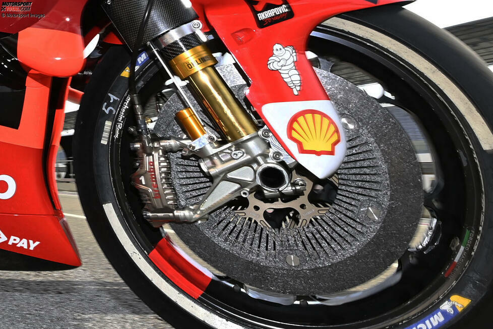 Brembo hat eine neue Carbon-Bremsscheibe mit Schlitzen entwickelt. Die Bremswirkung und die Hitzebeständigkeit will man damit verbessern. Diese Scheibe ist für Strecken mit vielen harten Bremspunkten gedacht (Spielberg, Motegi, Buriram).