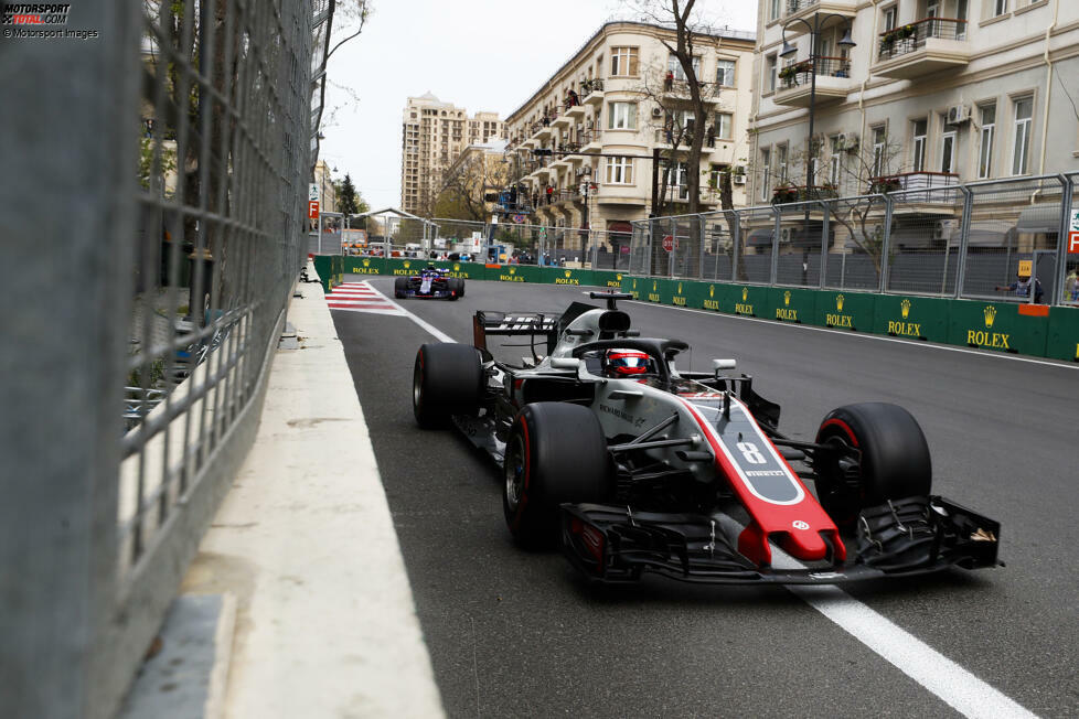 Baku 2018: Eine Safety-Car-Phase soll ein Rennen eigentlich neutralisieren. Jedoch können auch währenddessen Unfälle passieren. So etwa Romain Grosjean in den engen Straßen in Baku. Kurios: Sein Ingenieur beschuldigte Marcus Ericsson, der jedoch einige Meter hinter ihm fuhr. George Russell unterlief ein ähnlicher Fauxpas 2020 in Imola.