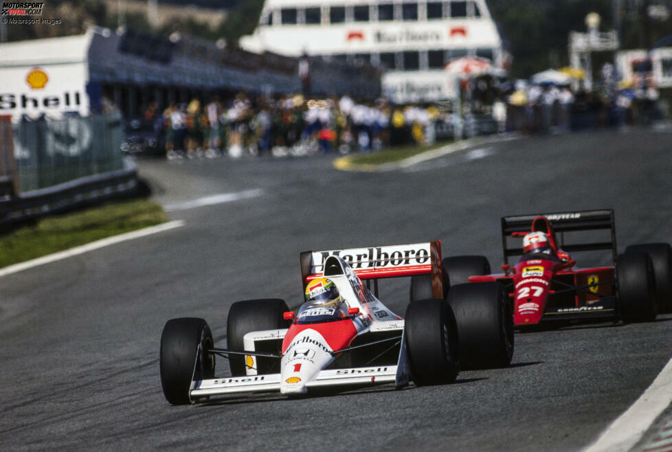 Estoril 1989: Ayrton Senna kollidierte in Portugal mit einem Piloten, der eigentlich schon aus dem Rennen war. Denn: Nigel Mansell wurde für das Rückwärtsfahren in der Boxengasse disqualifiziert. Das kümmerte ihn jedoch nicht. Er fuhr weiter und schoss den in Führung liegenden Brasilianer ab.