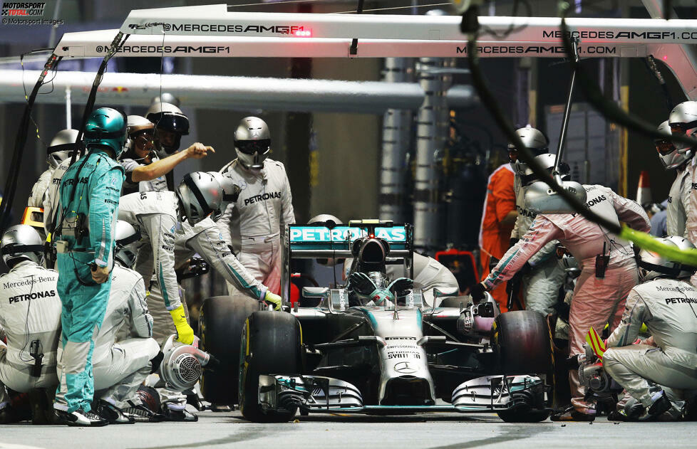 Singapur 2014: Aus und vorbei war das Rennen für Nico Rosberg, nachdem er im Rennen anhaltenden Getriebeprobleme hatte. Kurios: Selbst zwei Wechsel des Lenkrades konnte das Probleme nicht beheben. Er musste das Rennen vorzeitig aufgeben, was seinen Titelträume einen schweren Schlag versetzte.