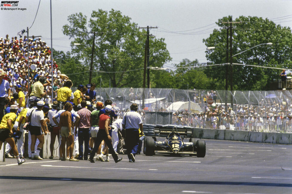 Dallas 1984: Auf diesem Bild nicht zu sehen: ein am Boden liegender, vollkommen erschöpfter Nigel Mansell, der seinen Lotus über die Ziellinie schieben wollte, weil ihm der Sprit ausgegangen war. Hitze & Erschöpfung führten immer wieder zu kuriosen Situationen, auch in Buenos Aires 1955: Die meisten Fahrer erlitten Hitzeschocks.