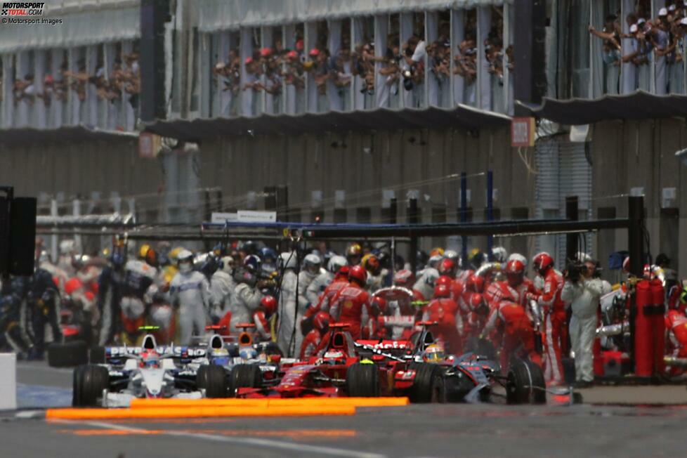 Montreal 2008: Für Kimi Räikkönen nahm der Kanada-GP ein unerfreuliches Ende. Lewis Hamilton übersah am Ende der Boxengasse die rote Ampel und krachte dem 