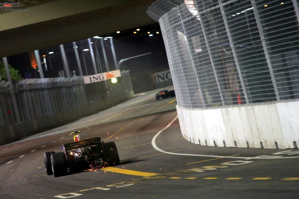 Singapur 2008: Die Teams hatten bei der Premiere Elektronikprobleme, weil unter der in den Kurs integrierten Brücke Starkstromleitungen für die Straßenbahn verliefen. Red Bull führte gar den Ausfall von Mark Webber darauf zurück: Das Getriebe aktivierte zwei Gänge gleichzeitig, weil das Magnetfeld bei der Passage des Zuges so stark war.