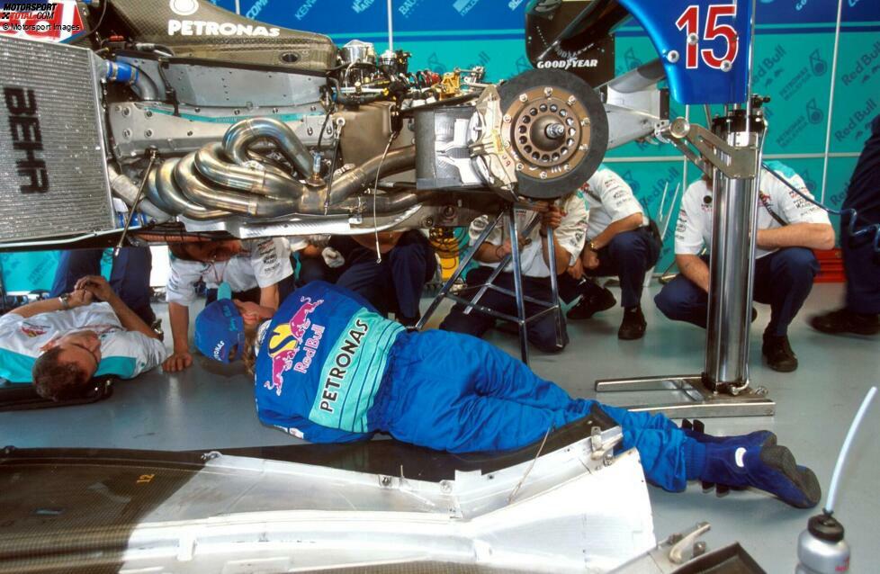 Monza 1998: Johnny Herbert flog im Italien-GP unspektakulär ins Kiesbett ab. Zunächst gingen die Beobachter von einem Fahrfehler aus. Doch als Herbert an die Box zurückkam, hatte er ein Geschenk für seine Mechaniker mit dabei: einen Schraubenschlüssel, den sie im Wagen vergessen hatten und der das Bremspedal blockiert hatte.
