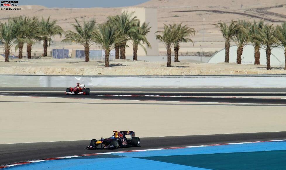 Bahrain International Circuit (Bahrain): Seit das Rennen in die Nacht verlegt wurde, passt hier zumindest die Atmosphäre. Sportlich produziert die Strecke in der Wüste allerdings nur selten denkwürdige Rennen. 2010 reagiert man und experimentiert einmalig mit der Langstreckenvariante - und kommt damit vom Regen in die Traufe.
