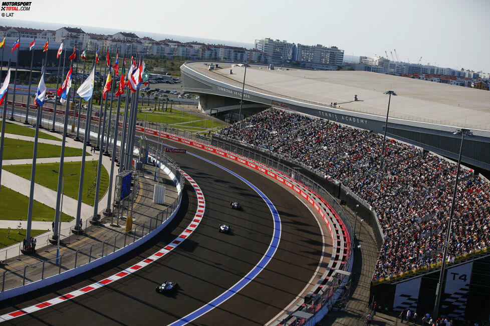 Sochi Autodrom (Russland): Kein Vorwurf an Streckenplaner Hermann Tilke, der auf dem ehemaligen Olympiagelände mit dem arbeiten muss, was eben da ist. Am Ende bekommen wir einen Kurs mit vielen 90-Grad-Kurven, der zwar durch eine tolle Atmosphäre überzeugt - nicht aber durch das Geschehen auf der Strecke.