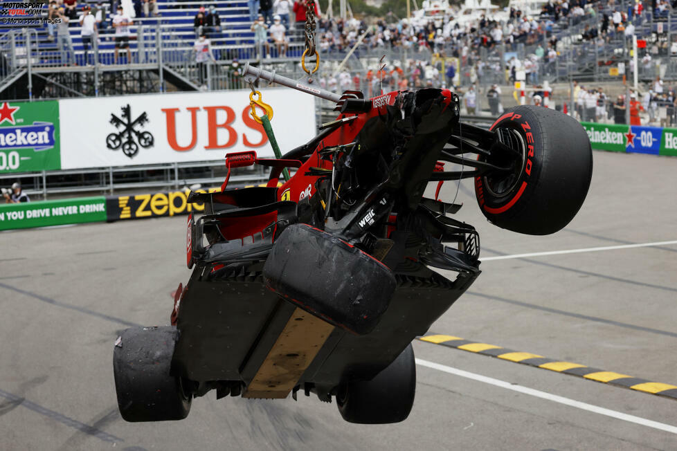 Wieder einmal kommt der Kran Ausgangs der Schikane vor Rascasse zum Einsatz. 2016 und 2018 hatte es dort Max Verstappen (Red Bull) erwischt.