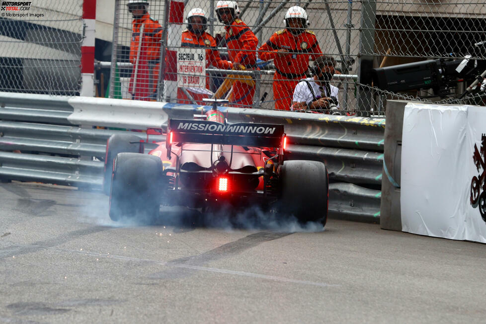 Vor allem die Frontpartie des Ferrari wird dabei schwer in Mitleidenschaft gezogen. Leclerc kann nur noch zusehen, wie sich sein Bolide kaltverformt.