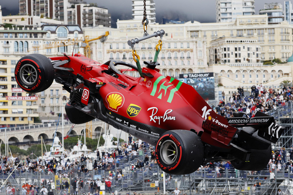Nach seinem fabelhaften ersten Q3-Versuch setzt Ferrari-Pilot Charles Leclerc den SF21 in der Schwimmbad-Schikane in die Mauer