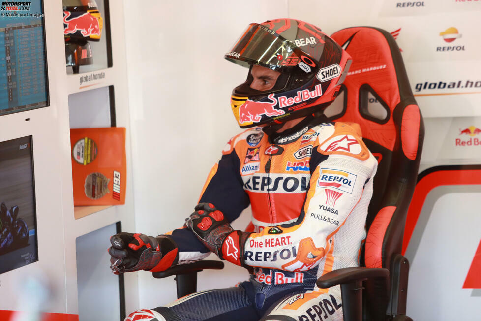 Beim Saisonauftakt der MotoGP in Jerez 2020 bricht sich Marc Marquez bei einem Highsider im Rennen den Oberarm und wird kurz darauf operiert. Nicht mal eine Woche später strebt er in Jerez 2 ein Comeback an, muss jedoch zurückziehen.
