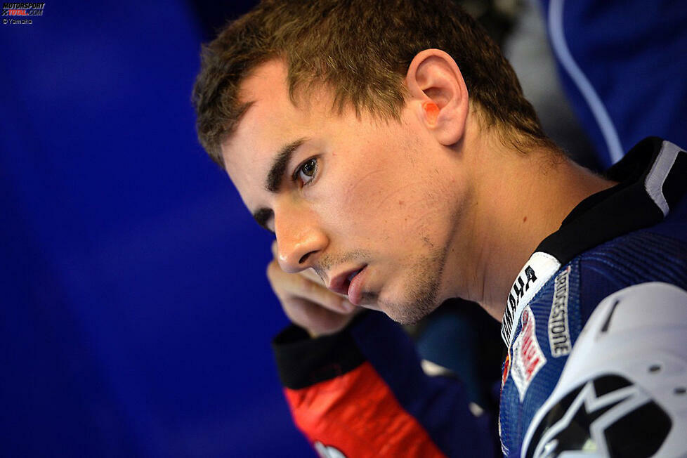 Jorge Lorenzo bricht sich bei der Dutch TT 2013 im zweiten Freien Training am Donnerstag das linke Schlüsselbein. Er fliegt anschließend nach Spanien, wo er sich am Freitagmorgen operieren lässt, um nur wenige Stunden später wieder zurück nach Assen zu reisen.