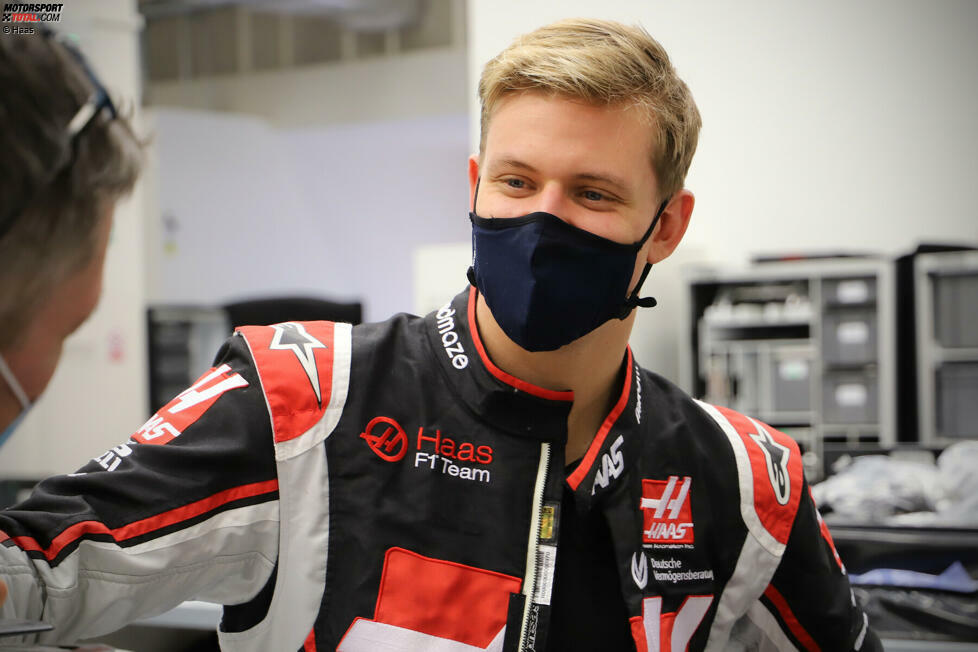 Seine erste Fahrt im neuen Haas-Boliden wird Mick Schumacher voraussichtlich beim Formel-1-Wintertest in Bahrain absolvieren. Dieser ist für 12. bis 14. März angesetzt. Am 28. März beginnt die Saison 2021 ebenfalls in Bahrain.