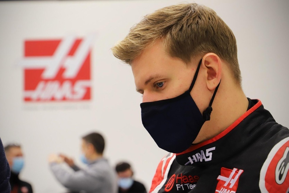 Vor seinem Formel-1-Debüt in der Saison 2021 hat Mick Schumacher bei seinem Team Haas die Sitzanpassung im neuen Rennwagen vorgenommen