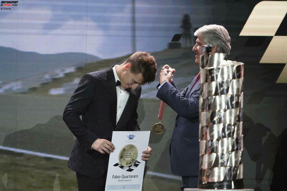 Fahrerweltmeister: Mit Fabio Quartararo gewinnt zum ersten Mal ein Franzose die Königsklasse. FIM-Präsident Jorge Viegas hängt Quartararo die Goldmedaille um den Hals.