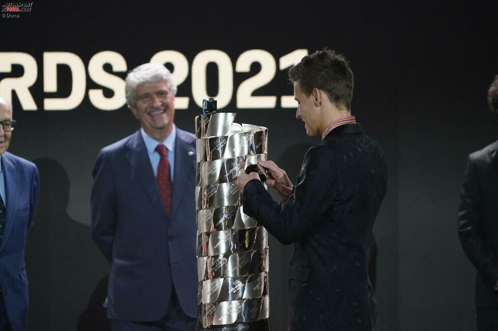 Anschließend steckt Fabio Quartararo die Plakette mit seinem Namen in den großen Weltmeisterpokal, auf dem alle Champions verewigt sind. Der Pokal wächst mit jedem Jahr ein Stück weiter.