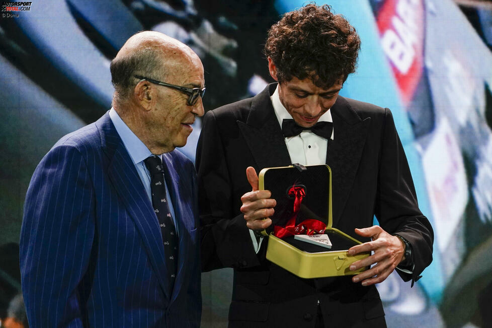 Einer darf natürlich nicht fehlen: Valentino Rossi! Am Abend seines letzten Grand Prix ernennt ihn Dorna-Chef Carmelo Ezpeleta zur offiziellen MotoGP-Legende.