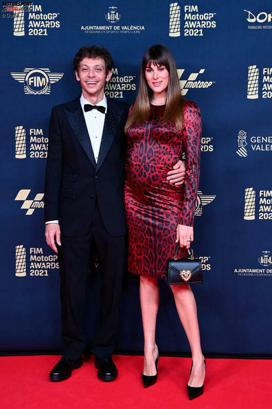 An seinem letzten Tag als Motorradrennfahrer wird Valentino Rossi von seiner Freundin Francesca begleitet. Sie erwarten das erste gemeinsame Kind - eine Tochter.