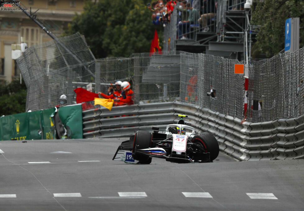 Dieses Mal erwischt es Schumacher ausgangs der Casino-Rechtskurve. Das Auto bricht aus, Schumacher rutscht nach links weg und knallt dort in die Leitplanken.