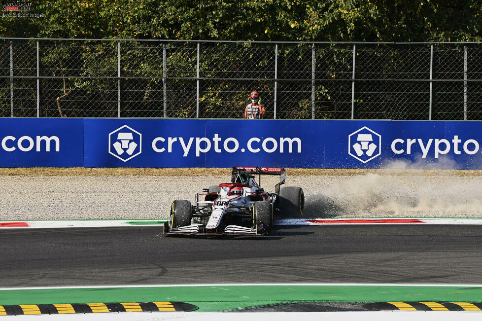 Robert Kubica (4): Deutlich langsamer als Giovinazzi, aber der Pole hat natürlich als Nicht-Stammfahrer einen gewissen Bonus. Wunder waren vom Räikkönen-Ersatz nicht zu erwarten. Im Sprint etwas überambitioniert und mit einem Dreher. Davon abgesehen keine großen Fehler, dafür gibt's von uns unter den Vorzeichen eine 4.