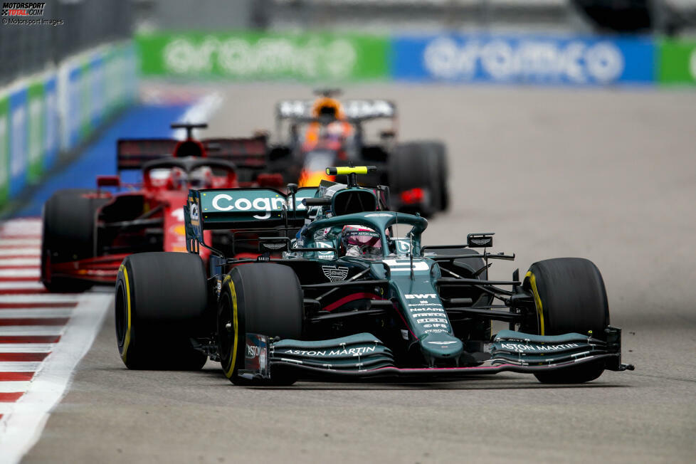 Sebastian Vettel (3): Vom Speed her nicht so schlecht, aber irgendetwas kam immer dazwischen. Im Qualifying Q3 um nur 0,052 Sekunden verpasst, im Rennen dann unter anderem vom Teamkollegen abgedrängt und zu spät auf Intermediates gewechselt. Nicht sein Wochenende, aber die ganz großen Fehler gab's nicht.