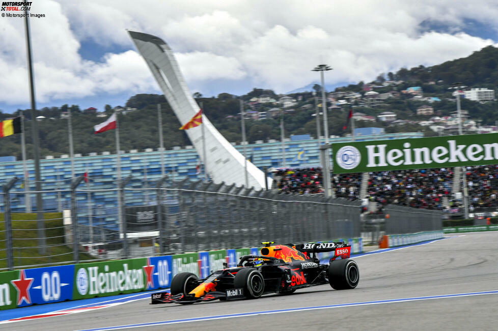 Sergio Perez (3): Der Rennspeed passte und hätte ihn wohl sogar aufs Podium gebracht - obwohl das Team seinen Boxenstopp verhauen hat. Abzüge gibt's allerdings wieder einmal fürs Qualifying. P9 ist viel zu wenig, wenn er wegen der Verstappen-Strafe für Red Bull die Kohlen aus dem Feuer holen muss. So macht er sich das Leben selbst schwer.