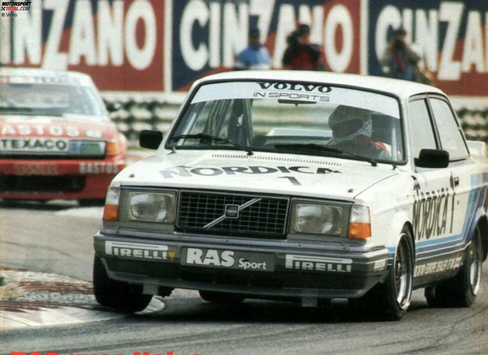 ... siegt der nächste Pilot gleich bei der DTM-Premiere: der Schwede Per Stureson. Es ist das Debüt des Volvo 240 Turbo (Foto), auch 