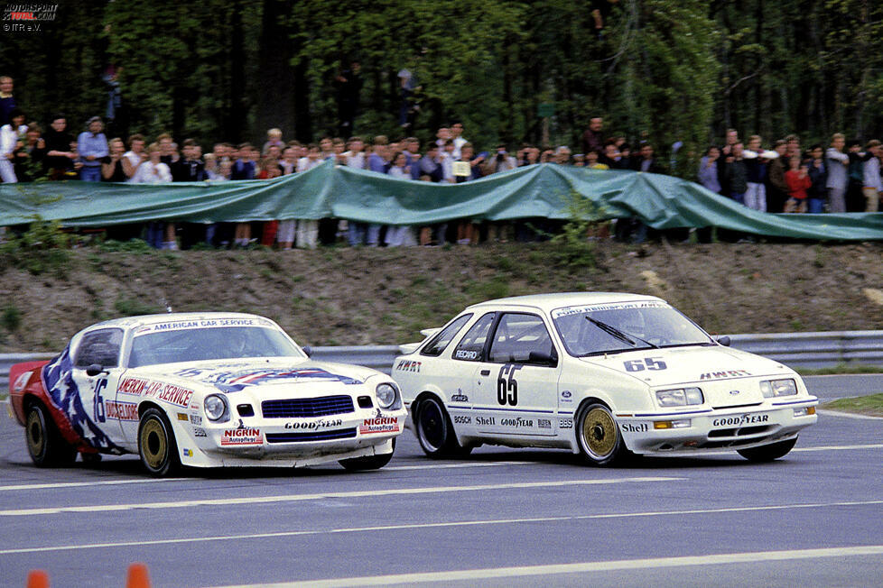 ... Premiere eines Fahrzeugs, die in einem Debütsieg eines DTM-Neulings endet, steigt 1985 auf der Avus in Berlin: Ford-Legende Klaus Niedzwiedz setzt sich im neuen Ford Sierra gegen den Chevrolet Camaro von Peter John durch. 