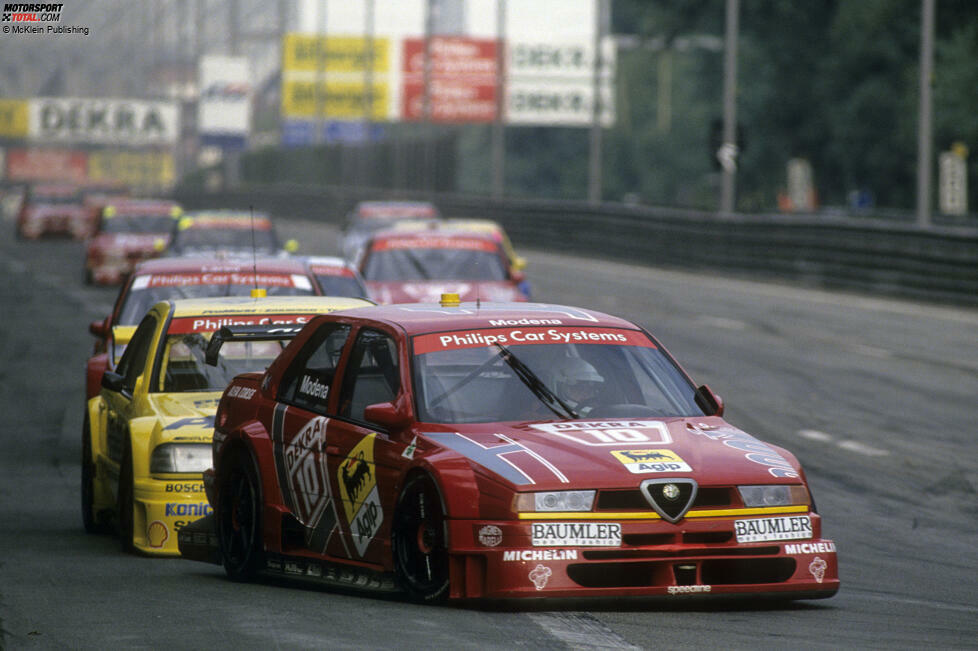 ... der siebte und letzte Pilot, der in der alten DTM seine Premiere gewinnt, ist ein Formel-1-erfahrener Italiener: Stefano Modena sichert sich wie Larini im Alfa Romeo 1994 auf der Avus in Berlin gleich beide Rennsiege. Danach sollte er aber nie mehr ein DTM/ITC-Rennen gewinnen.