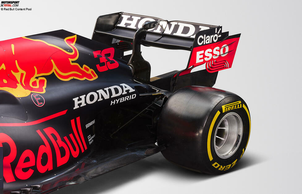 Die Motorhaube lässt eine Konturänderung im Vergleich zum Vorjahresmodell erahnen. Wahrscheinlich haben Red Bull und Honda den Formel-1-Antrieb noch besser in das Chassis integriert und so die Außenform optimiert.