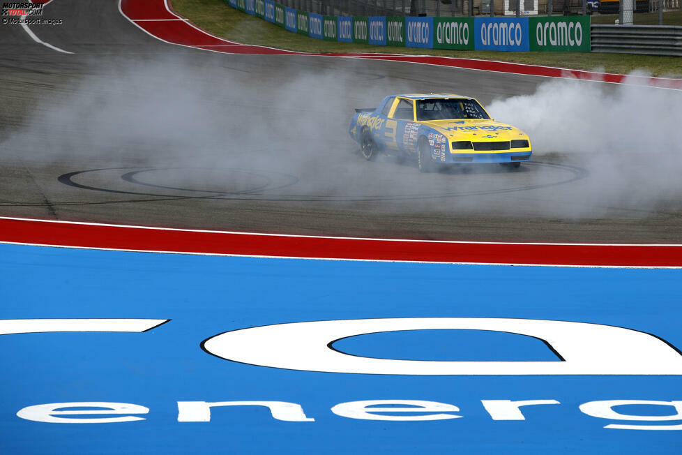 Natürlich legt er in Austin auch einige Donuts auf den Asphalt und lässt die Reifen qualmen, und ...