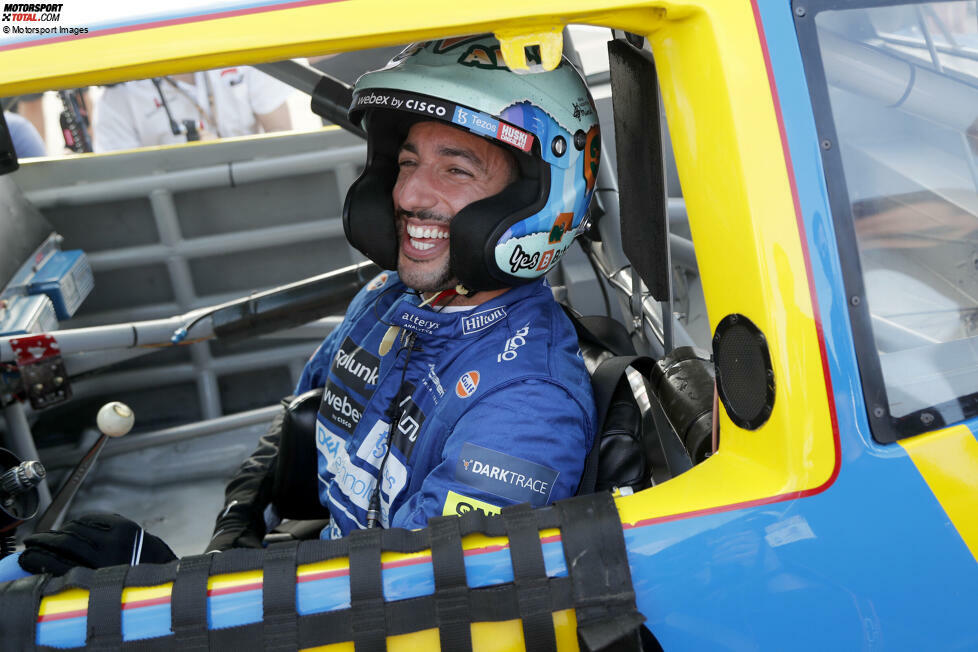 ... die Freude über diesen besonderen Ausflug steht ihm danach ins Gesicht geschrieben - noch dazu, wo Ricciardo, wie einst Earnhardt, mit offenem Helm gefahren ist.