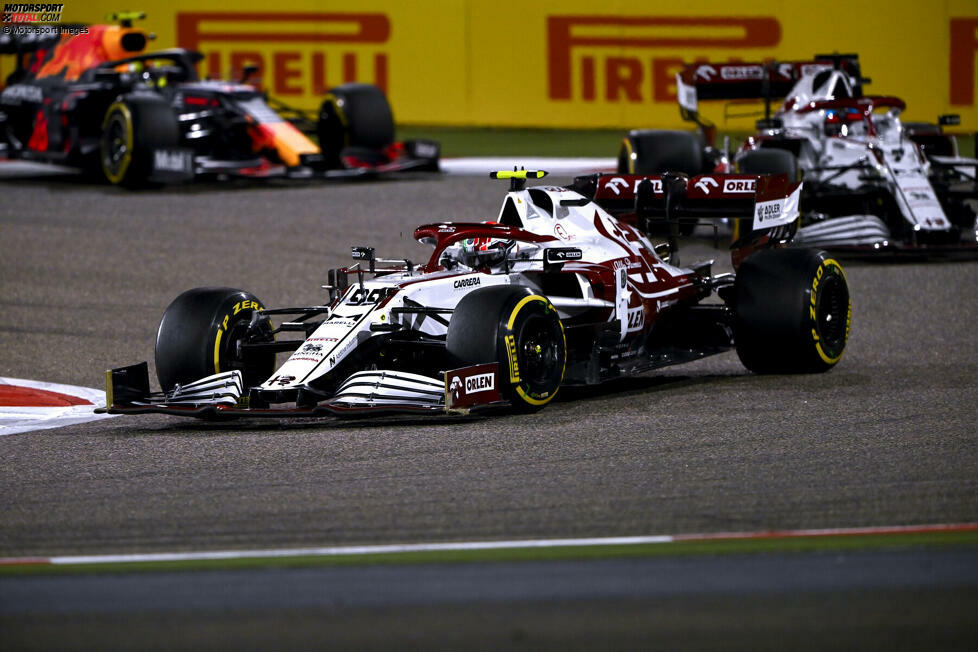 Antonio Giovinazzi (3): Räikkönen im Qualifying geschlagen, im Rennen dann aber wieder hinter dem Teamkollegen. Dafür, dass Alfa nach den Testfahrten noch als Geheimfavorit im Mittelfeld galt, war das ziemlich unauffällig. Reicht am Ende für eine 3- bei uns.