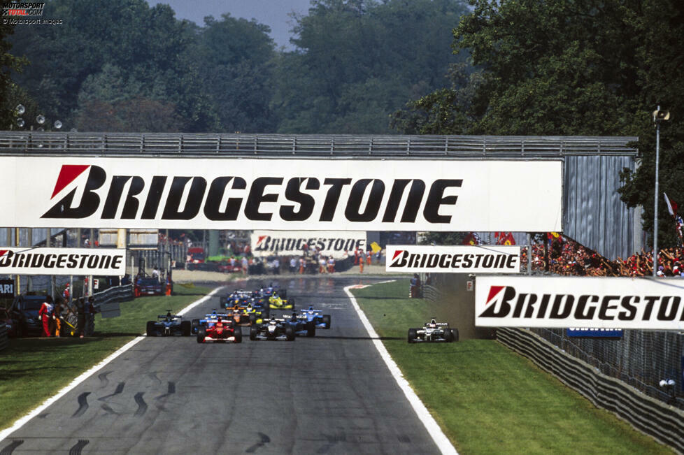 Button fliegt doppelt ab (Monza 2000): Wieder Italien, wieder ein Neustart. Dieses Mal ist es Michael Schumacher, der an der Spitze des Feldes langsam macht. Der damalige Rookie Jenson Button reagiert zu spät und kracht fast in die vor ihm fahrenden Autos. Er kann einen Crash verhindern, berührt dabei aber selbst die Leitplanke.