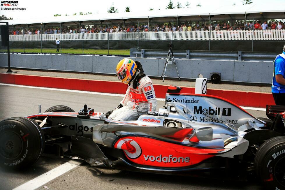 Hamilton übersieht rote Ampel (Kanada 2008): Ja, auch dem erfolgreichsten Formel-1-Fahrer aller Zeiten ist hinter dem Safety-Car bereits ein peinliches Missgeschick passiert. Während einer SC-Phase stoppt Lewis Hamilton, übersieht am Boxenausgang allerdings eine rote Ampel und kracht Kimi Räikkönen ins Heck. Beide sind raus.