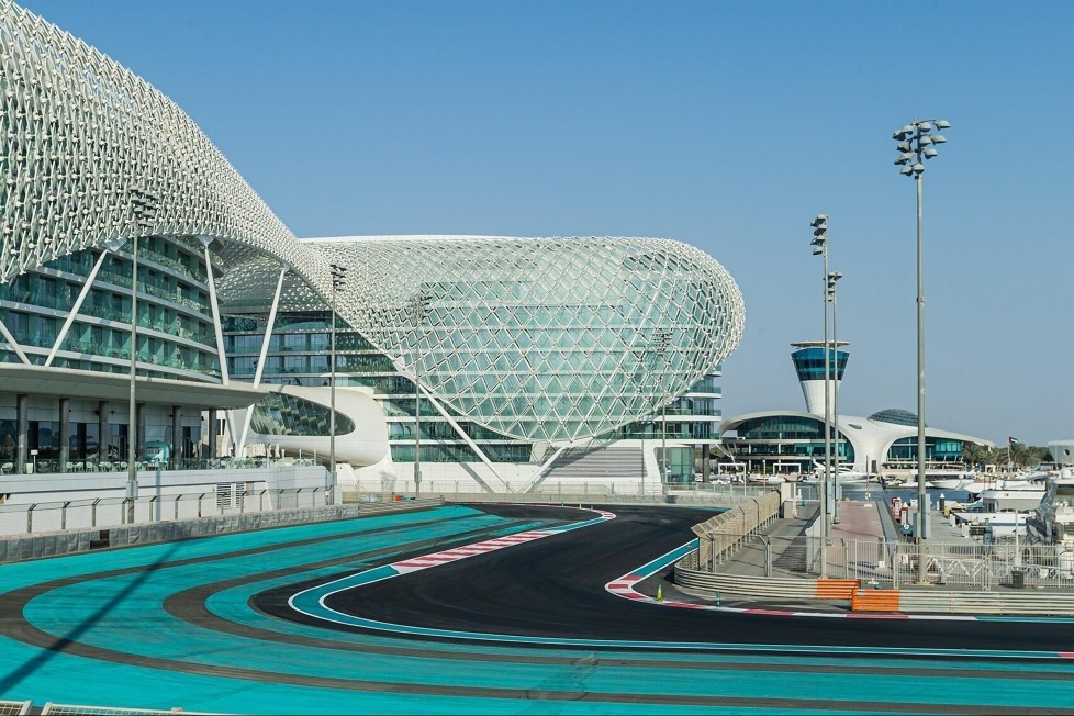 Für leichteres Überholen und besseres Racing: Pünktlich zum Formel-1-Saisonfinale 2021 ist der Yas Marina Circuit in Abu Dhabi umfangreich umgebaut worden