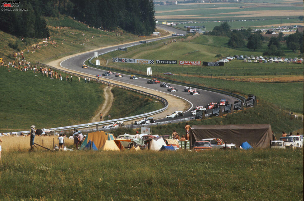 Spielberg: Auf dem Bild fährt die Formel 1 1972 durch die Dr.-Tiroch-Kurve des Österreichrings. Dieser Teil der Strecke, die sogenannte Westschleife, ist heute nicht mehr im Layout enthalten. Tatsächlich war der Kurs zwischendurch komplett verschwunden, wurde dann von Red Bull gekauft und neu aufgebaut, mit Teilen des einstigen Layouts.