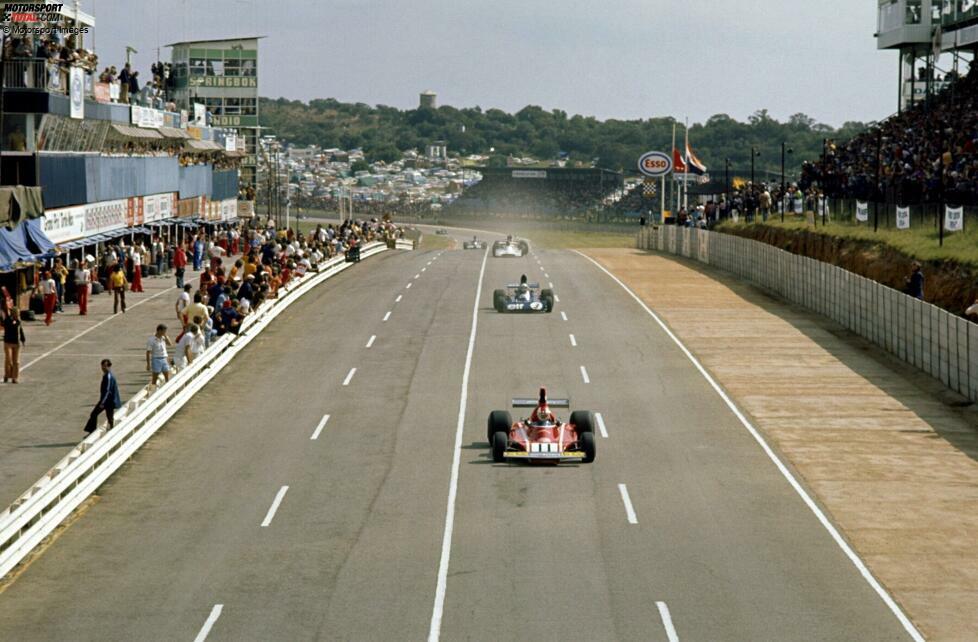 Kyalami: Der Austragungsort in Südafrika hat etwas, das es nur selten gibt, denn nach einem Umbau Ende der 1980er-Jahre änderte sich die Fahrtrichtung! Wo bis 1988 im Uhrzeigersinn gefahren wurde, galt in der Formel 1 ab 1992 das Gegenteil. Die Strecke selbst hat obendrein ein deutlich anderes Layout erhalten.