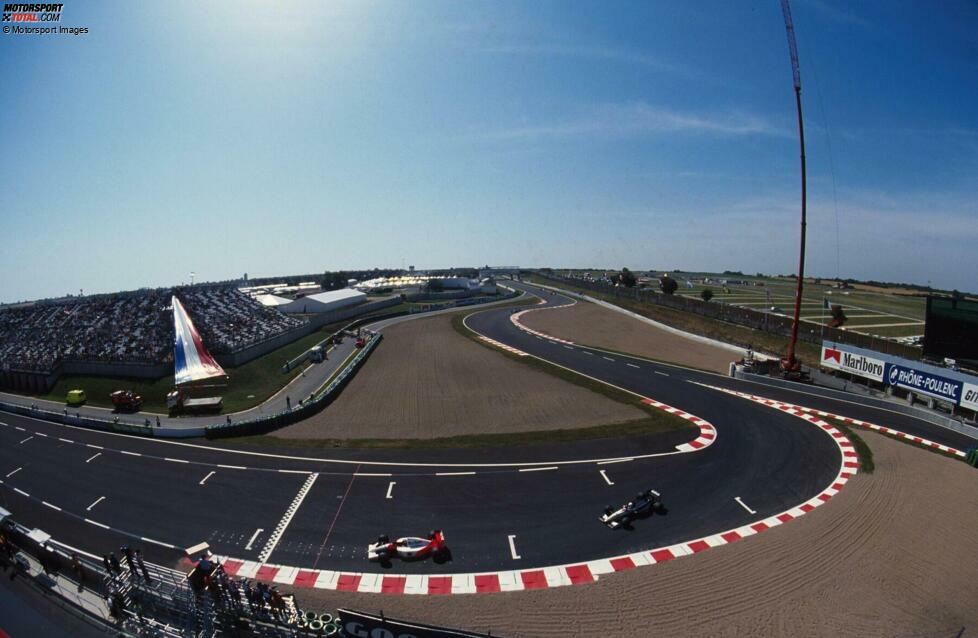 Magny-Cours: Mal mit Schikane nach der Adelaide-Haarnadel (1991), aber meistens ohne, und ab 2003 mit einer neuen Schlusspassage vor Start und Ziel (Bild) - auch am Circuit de Nevers hat man über die Jahre gebaut.