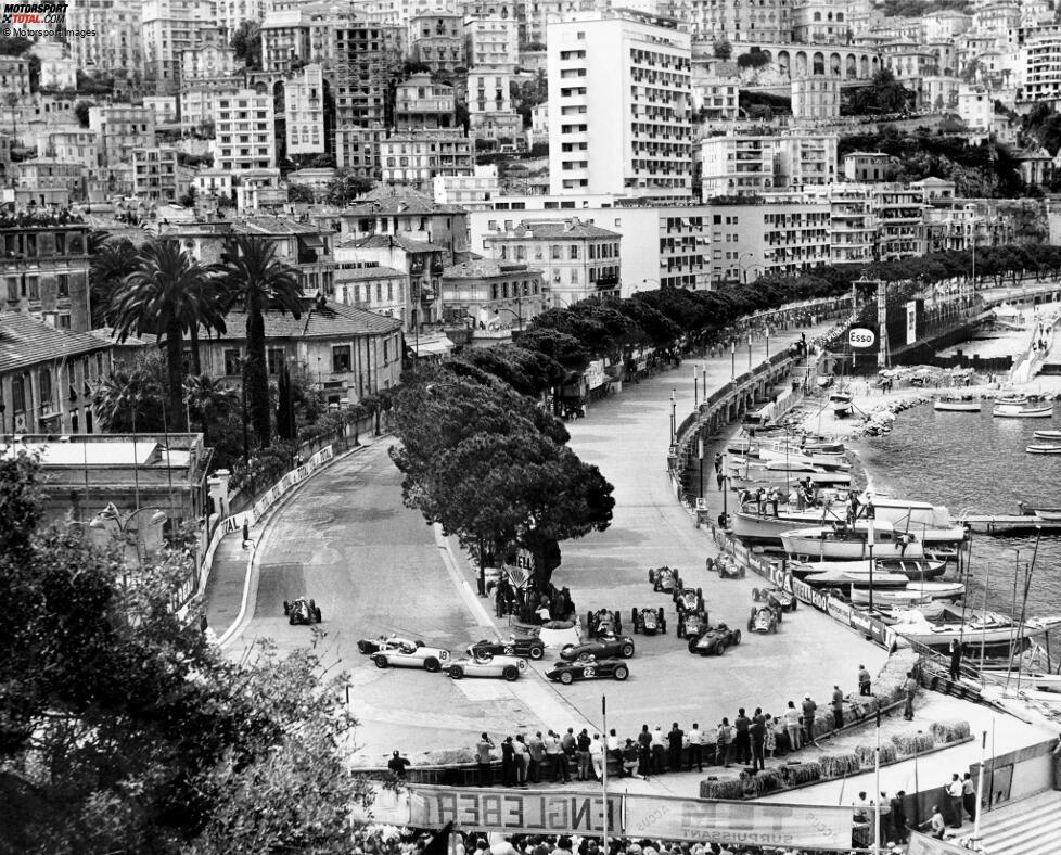Monaco: Das Bild zeigt eine Szene kurz nach dem Start zum Grand Prix 1960, das Feld fährt in die erste Kurve. Heute wäre das ungefähr die Passage zwischen Schwimmbad-Schikane und Rascasse-Kurve. Die gab es damals aber noch gar nicht! Sie fand ihren Weg erst 1973 ins Layout, später wurden die erste und letzte Kurve eckiger.