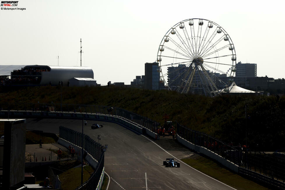 Zandvoort: Für das Formel-1-Comeback 2021 wurde einiges geändert am Kurs, der gleich zwei Steilkurven bekam - die größere davon eingangs der Zielgeraden (Bild). Schon Ende der 1980er-Jahre war die Strecke drastisch umgebaut worden. Vom Original stammt nur noch der erste Sektor bis zur Kurve 