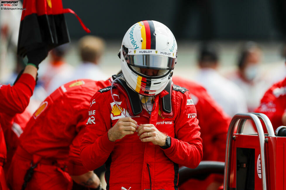 Zum Vergleich: Mit diesem Helmdesign - Weiß mit den deutschen Nationalfarben Schwarz, Rot und Gold in Streifen - hat Sebastian Vettel seine Ferrari-Jahre 2015 bis 2020 bestritten.
